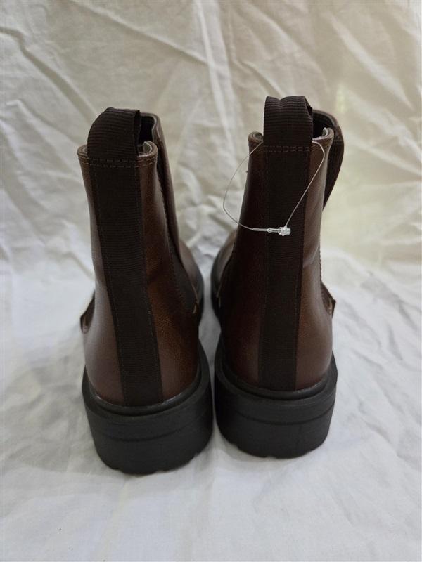NWOT Soda Pilot 8 Lug Sole Low Heel Chelsea Fashion Ankle Bootie 125878