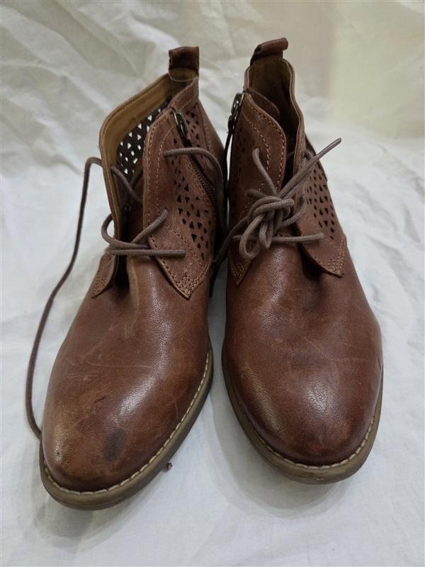 NWOT Comfortiva Chalina 7 Brown Open Lace Up Booties 125881