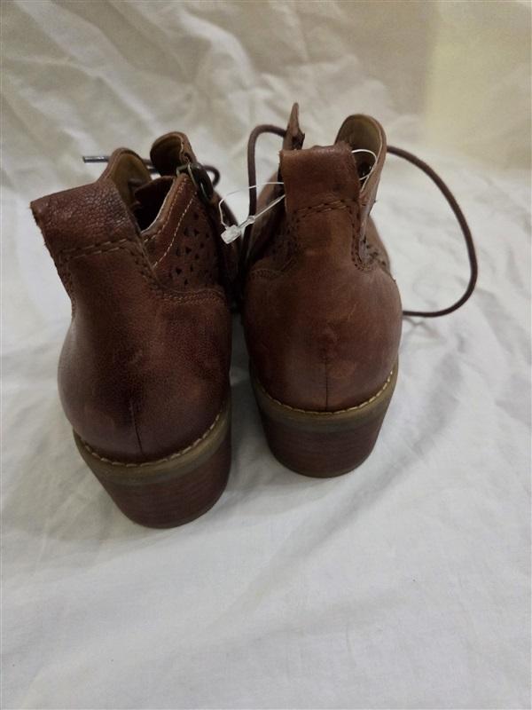 NWOT Comfortiva Chalina 7 Brown Open Lace Up Booties 125881
