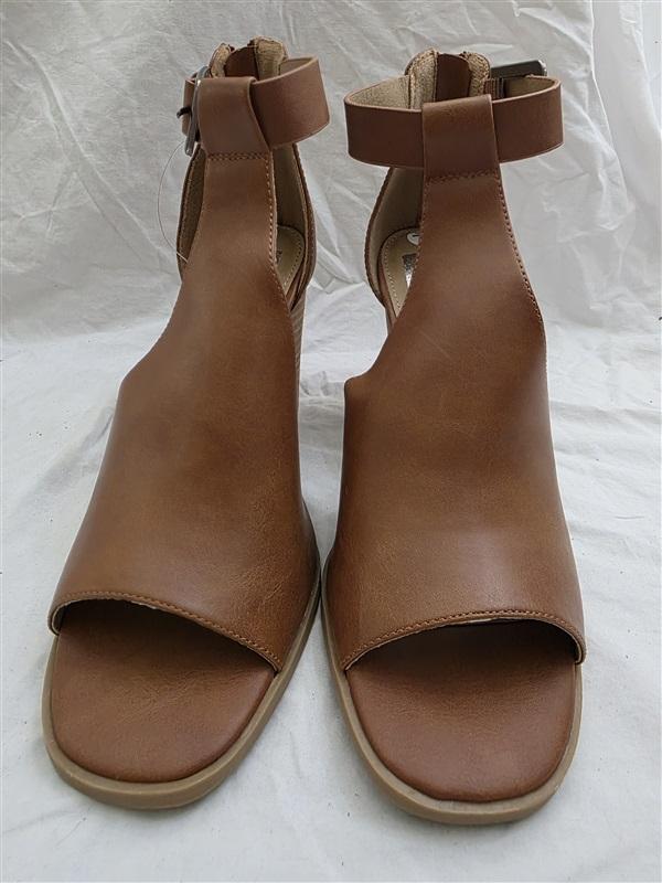 NWOTD Dolce Vita 7.5 T Stacked Heel Sandal Brown 126011