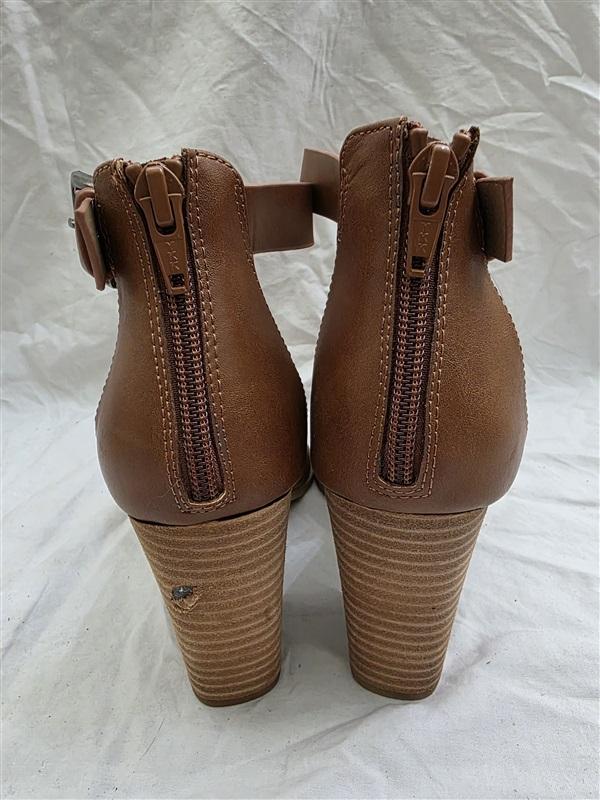 NWOTD Dolce Vita 7.5 T Stacked Heel Sandal Brown 126011