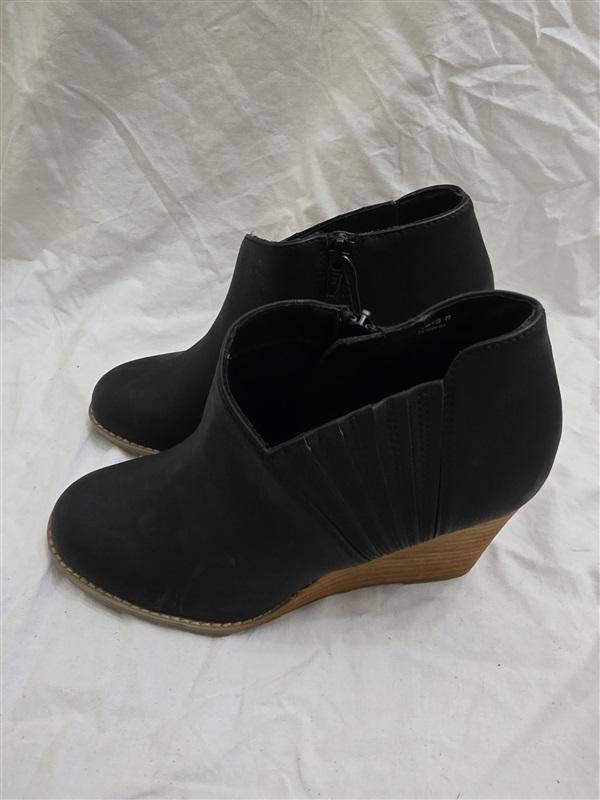NWOT DV8 Dolce Vita 8 Georgi Black Wedge Heeled Bootie 126017