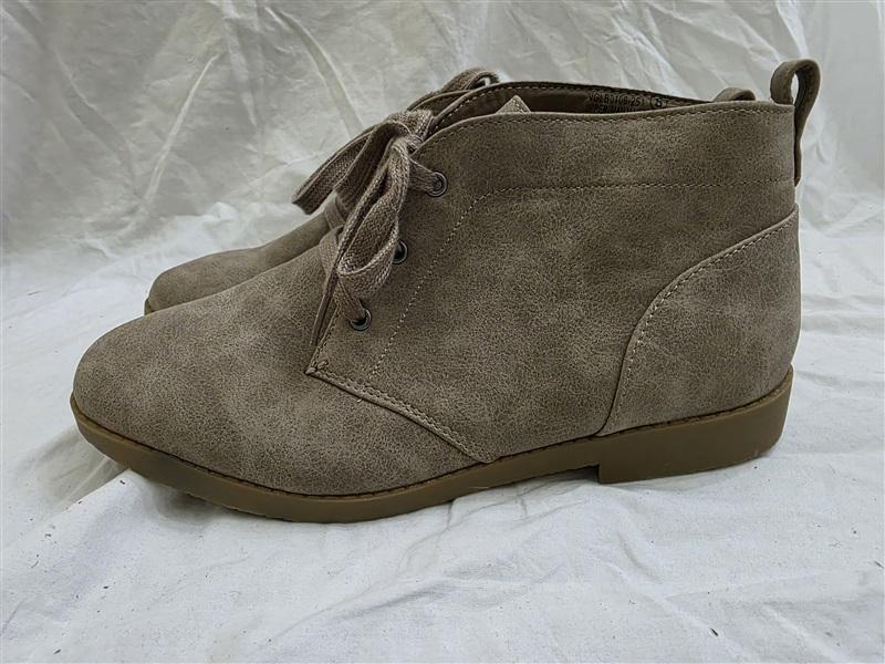 NWOT Very G 8 Taupe Suede Tie UP Ankle Boots 126022