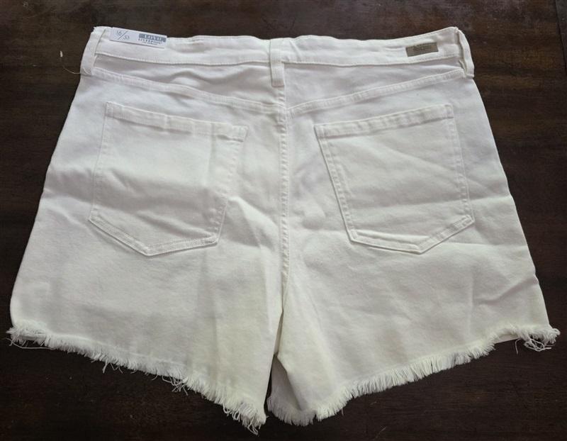NWT Liverpool 16/33 Kristy High Rise Bermuda Short White 126061