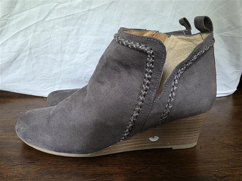 NWOT DV8 Dolce Vita 9 Wedge Cut Out Suede Heeled Bootie Gray 126239