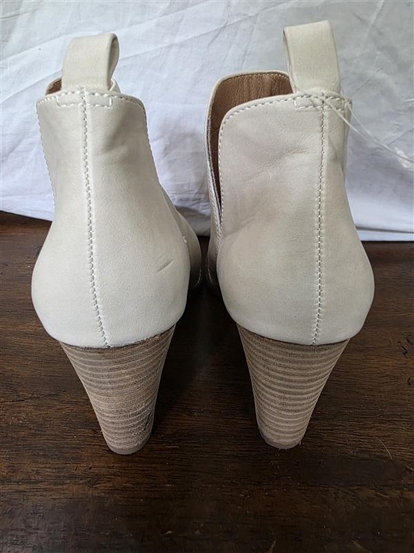 NWOT Report 9 Gabott Cut Out Ivory Booties Ankle Boots 126240