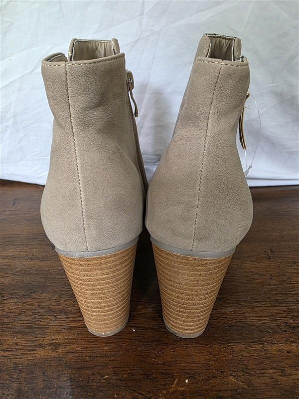 NWOT Diba 9 Faux Leather Stacked Heel Boots Booties Beige 126241