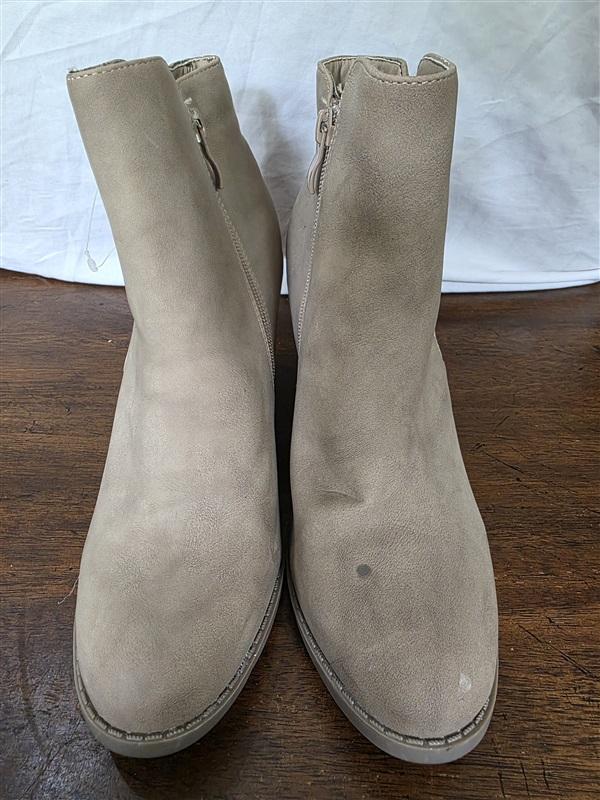 NWOT Diba 9 Faux Leather Stacked Heel Boots Booties Beige 126241