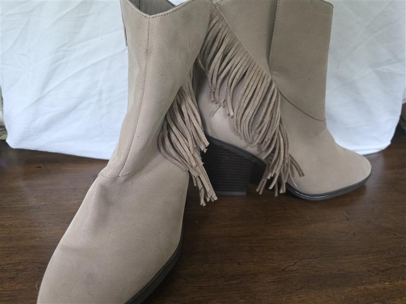 NWOT Maurices 8 Darcy Fringe Ankle Boot Stacked Heel Ankle Cowboy Fringe 126242