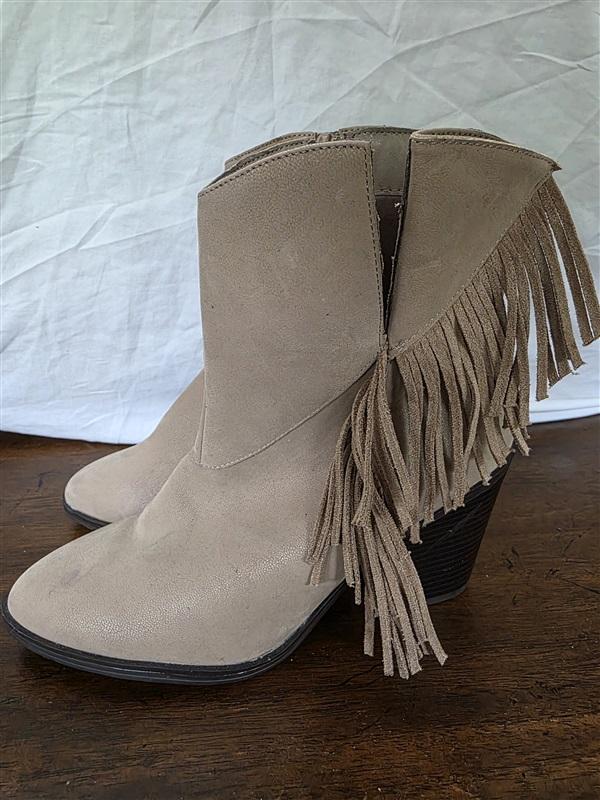 NWOT Maurices 8 Darcy Fringe Ankle Boot Stacked Heel Ankle Cowboy Fringe 126242