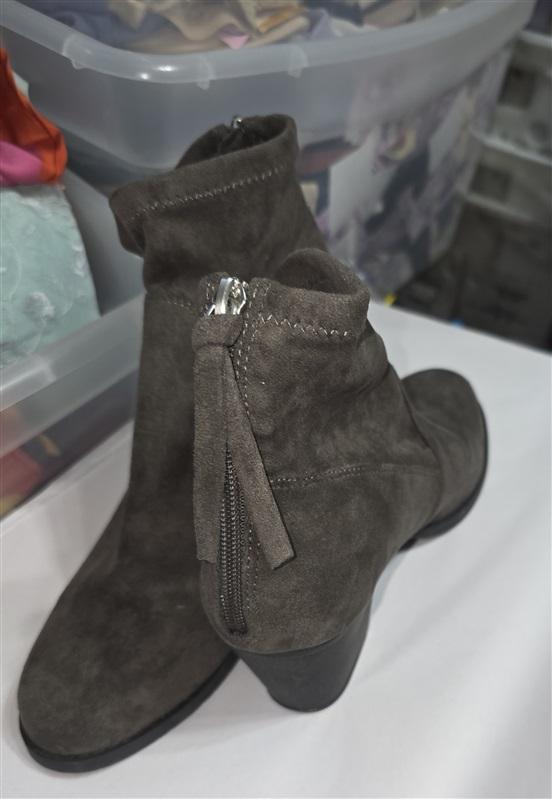 NWOT DV8 Dolce Vita 10 Suede Stacked Heeled Bootie Gray 126248