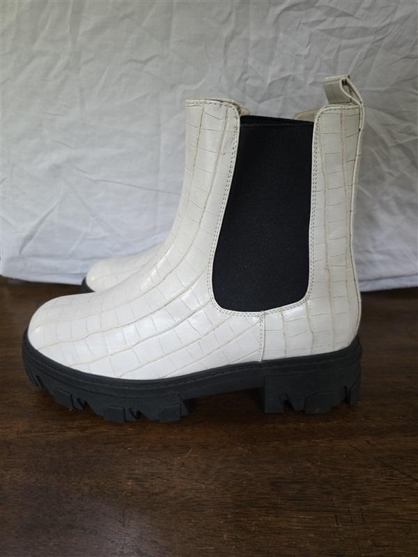 NWOT Fashion to Figure 9W Faux Croco Leather Lug Boots White 126268