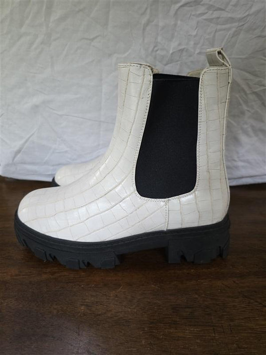 NWOT Fashion to Figure 9W Faux Croco Leather Lug Boots White 126268