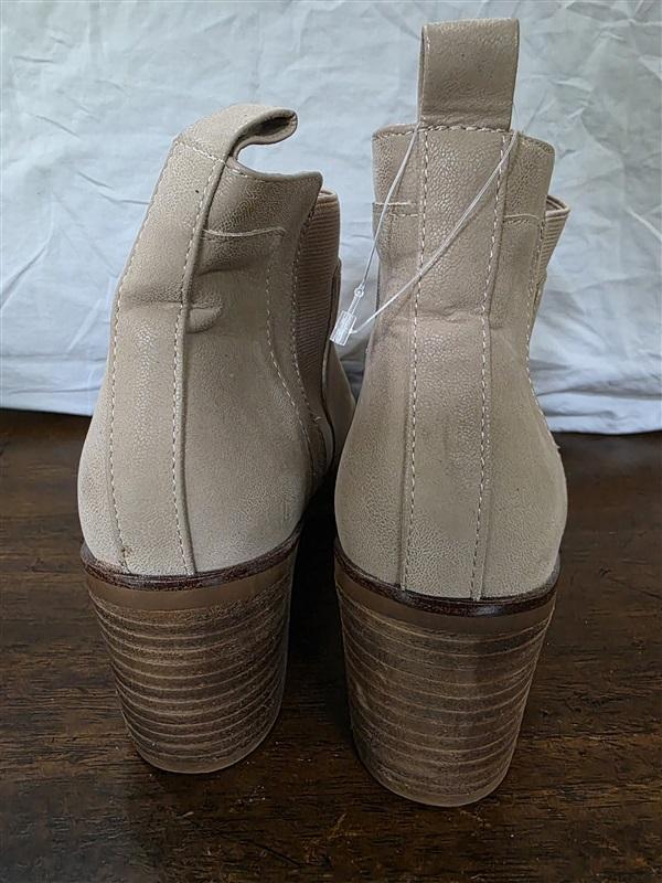 NWOT Mia 8 Stacked Heel Beige Faux Suede Ankle Boots Booties 126272