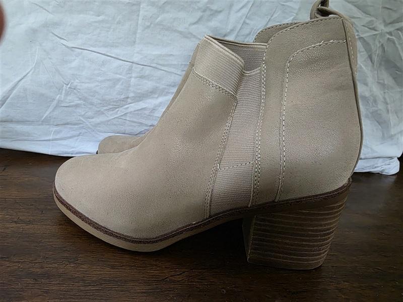 NWOT Mia 8 Stacked Heel Beige Faux Suede Ankle Boots Booties 126272