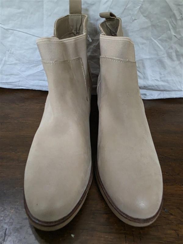 NWOT Mia 8 Stacked Heel Beige Faux Suede Ankle Boots Booties 126272