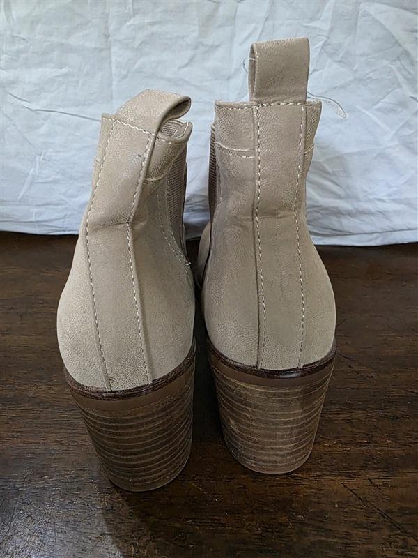 NWOT Mia 8 Stacked Heel Beige Faux Suede Ankle Boots Booties 126272