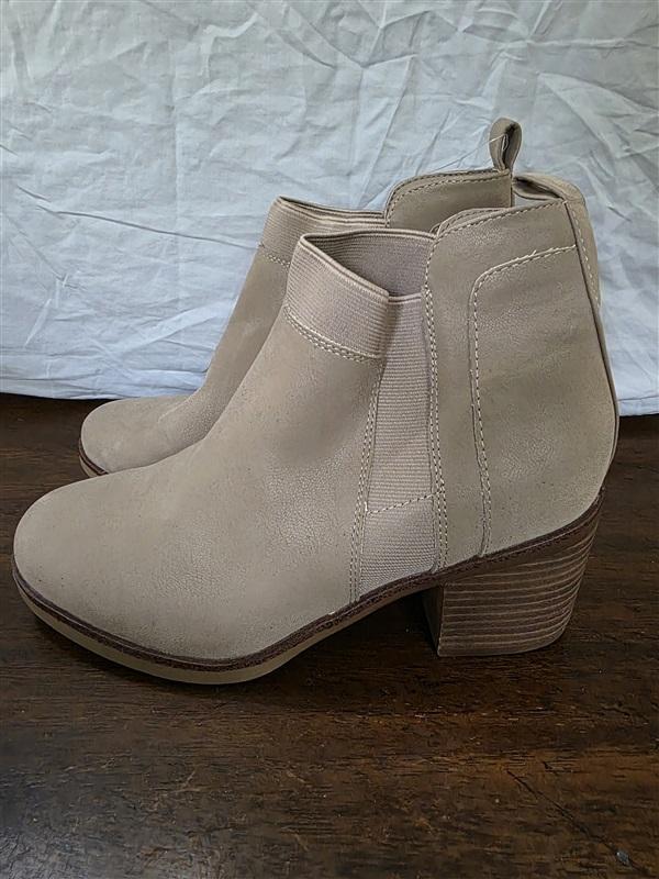 NWOT Mia 8 Stacked Heel Beige Faux Suede Ankle Boots Booties 126272