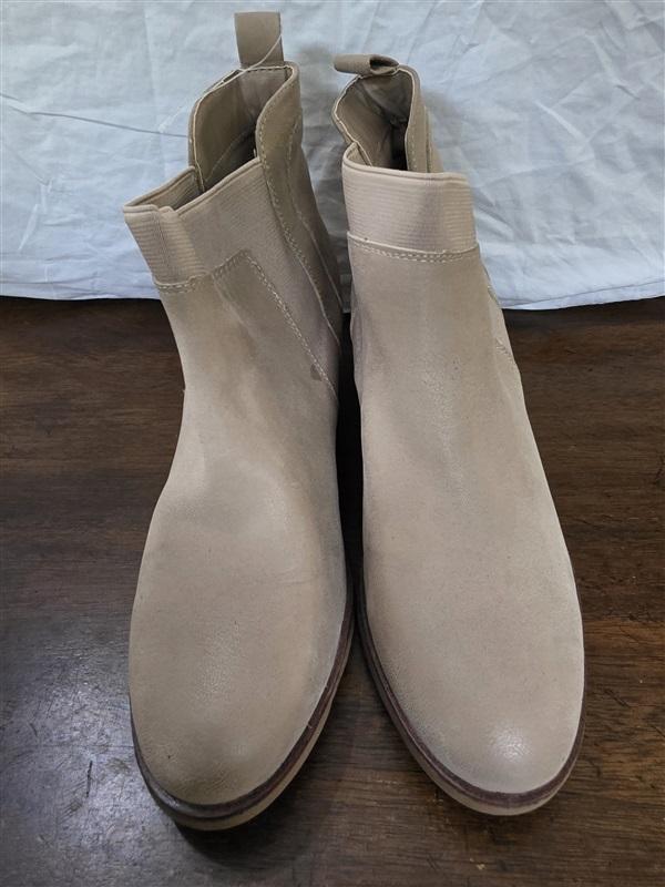 NWOT Mia 8 Stacked Heel Beige Faux Suede Ankle Boots Booties 126272