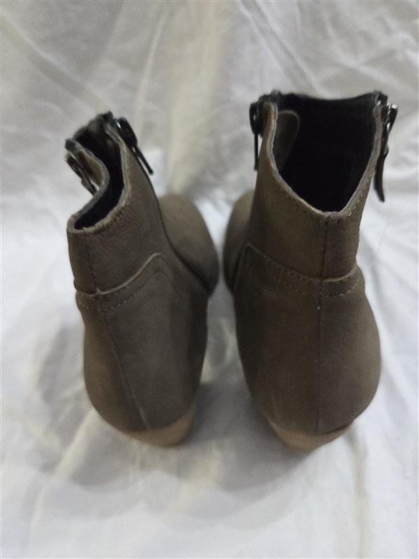 NWOT Diba 9.5 Taupe Leather Stacked Heel Ankle Boots Booties 126602