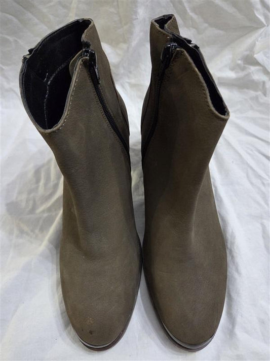 NWOT Diba 9.5 Taupe Leather Stacked Heel Ankle Boots Booties 126602