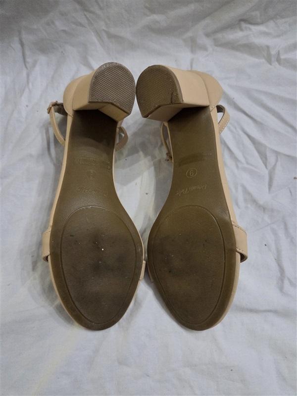 Pre Owned Dream Pairs 9 Chunk Low Heel Pump Sandals Beige 126605