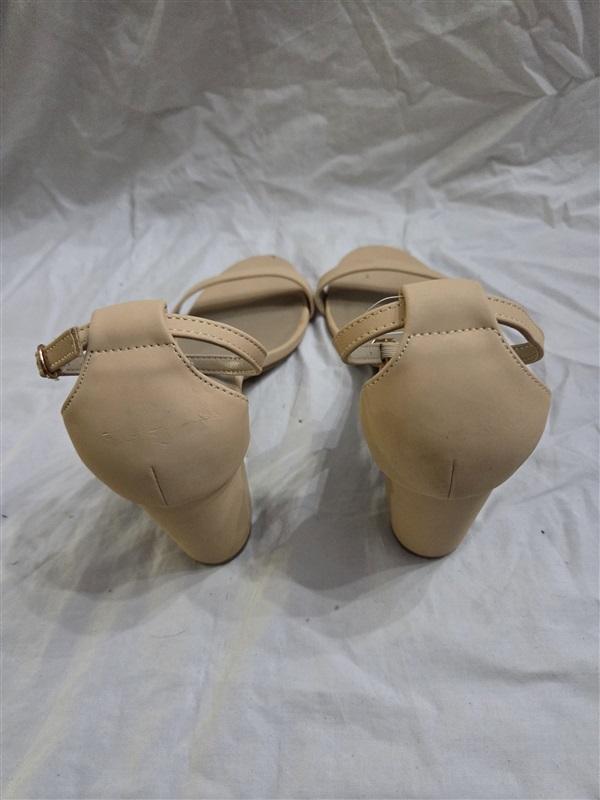 Pre Owned Dream Pairs 9 Chunk Low Heel Pump Sandals Beige 126605