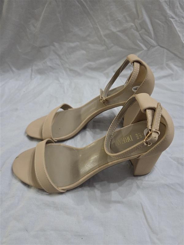 Pre Owned Dream Pairs 9 Chunk Low Heel Pump Sandals Beige 126605
