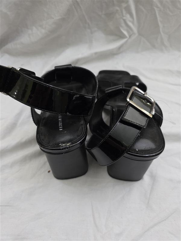 NWOT Fashion to Figure 10W Toni Wide Black Patent Leather Heels Sandals 126750