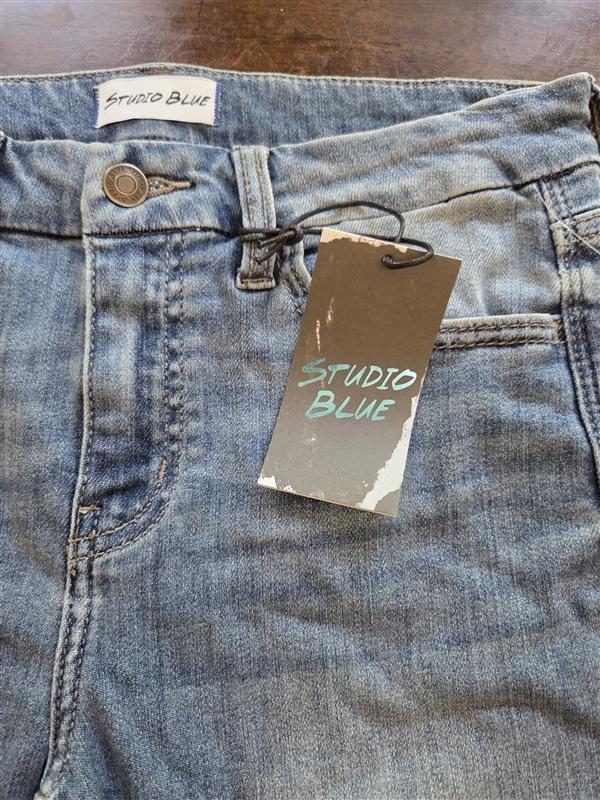 NWT Studio Blue 28 On The Run Jeans 127048