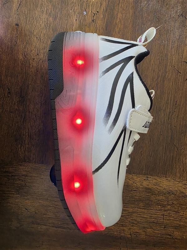 NWOT Jianoian 1.5 or 33 Roller Skate Light Up Retractable Wheels Sneakers 127558
