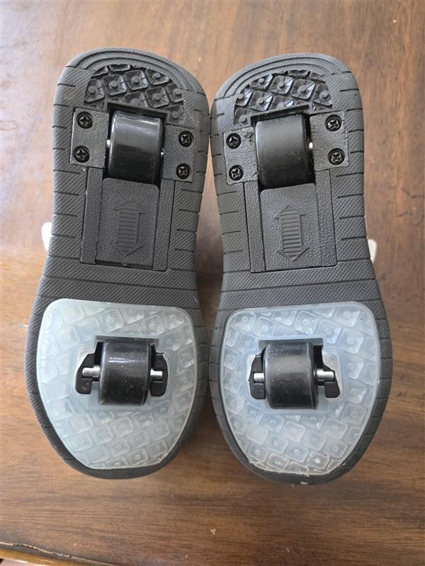 NWOT Jianoian 1.5 or 33 Roller Skate Light Up Retractable Wheels Sneakers 127558