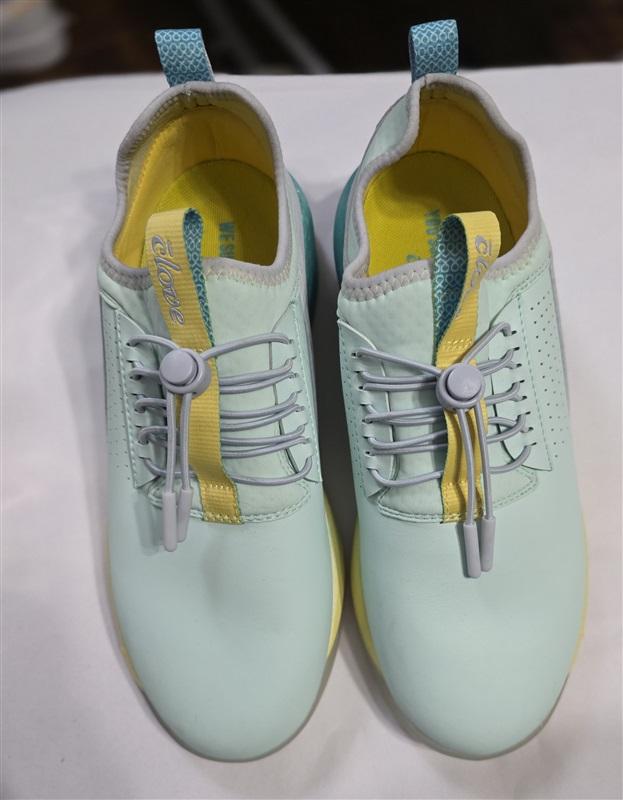 NWOT Clove 8 Classic Nursing Tennis Slip Resistant Shoes Apple Jade 127647