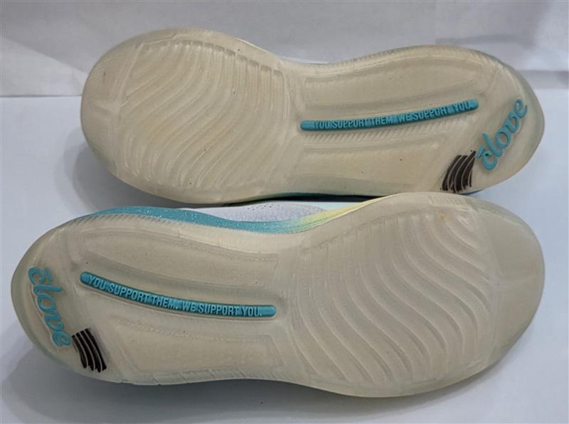 NWOT Clove 8 Classic Nursing Tennis Slip Resistant Shoes Apple Jade 127647