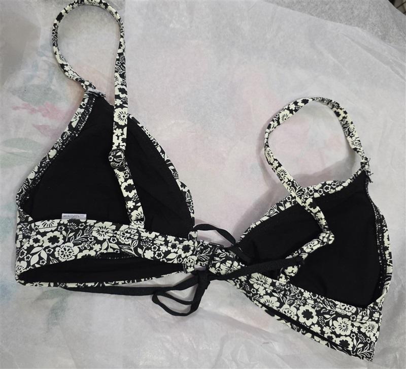 NWOT Robin Piccone XS V Neck Tie Front Bikini Swim Top Black White Flower 128958