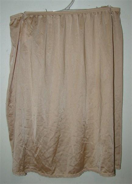 NWOT Vanity Fair MediumHalf Slip 11760 18" Beige Slit Sides 129339