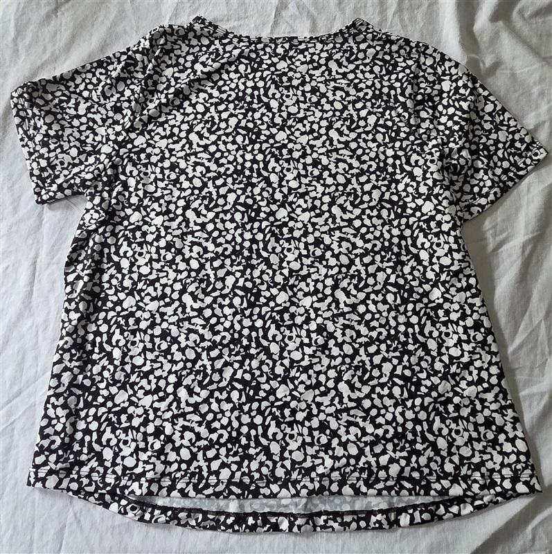 NWOT Swim 365 14/16 T Shirt Rash Guard Swim Top Black White 129429