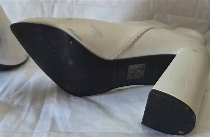 NWOT Princess Polly 9 Seren Point Toe Block Heel Ankle Boot Booties White 129889