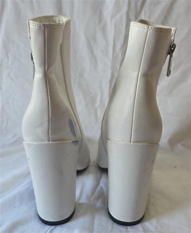NWOT Princess Polly 9 Seren Point Toe Block Heel Ankle Boot Booties White 129889