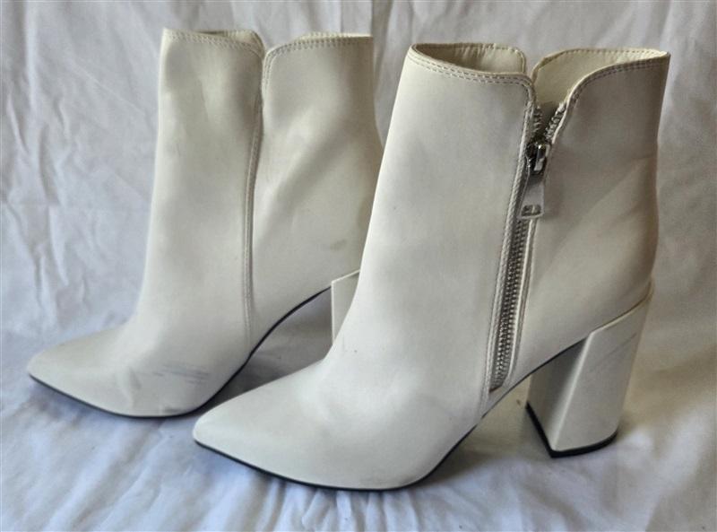 NWOT Princess Polly 9 Seren Point Toe Block Heel Ankle Boot Booties White 129889