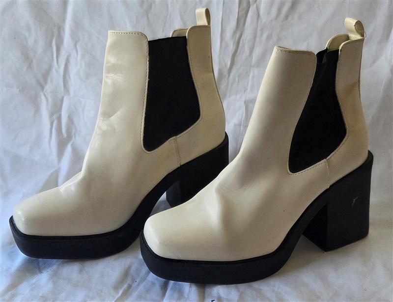 NWOT Mia 9 Luda Chunky Ivory Y2K Lug Chelsea Heel Boots 129897