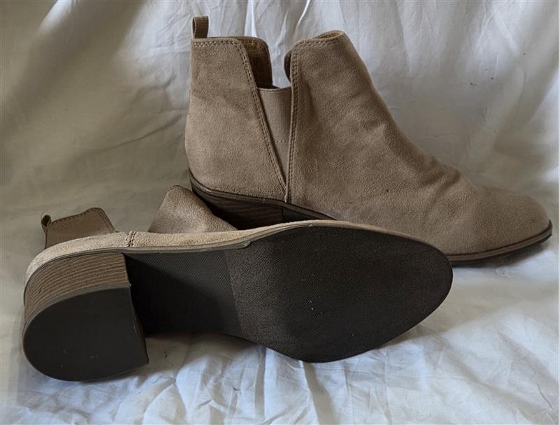 NWOT Dr Scholls 10 Teammate Stretch Faux Suede Ankle Booties Boots 129944