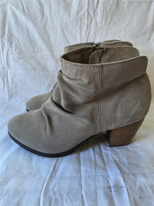 NWOT Diba 9 Gray Suede Stacked Heel Ankle Boots 129945