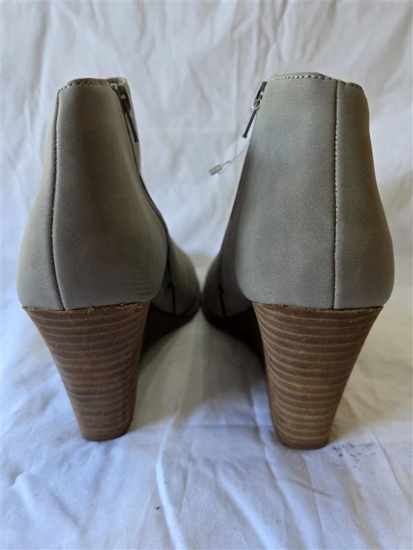 NWOT Report Guine 9.5 Wedge Booties Ankle Boots Gray 129946