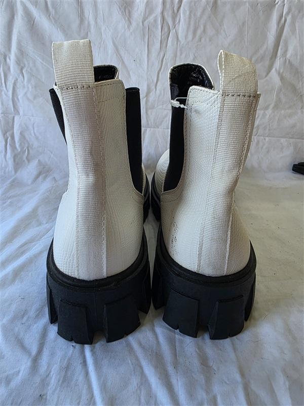 NWOT True Craft 9 Joy Rider Faux Croco Leather Lug Boots White 129949