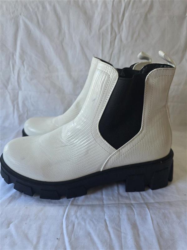 NWOT True Craft 9 Joy Rider Faux Croco Leather Lug Boots White 129949
