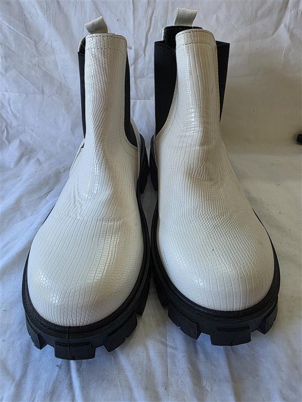 NWOT True Craft 9 Joy Rider Faux Croco Leather Lug Boots White 129949