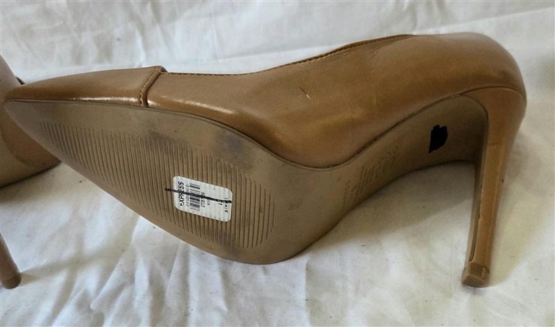 NWOT Express 9 Classic Pointed Toe Tan Leather Pumps 129962