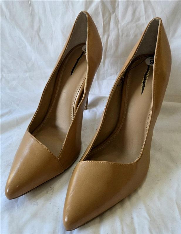 NWOT Express 9 Classic Pointed Toe Tan Leather Pumps 129962