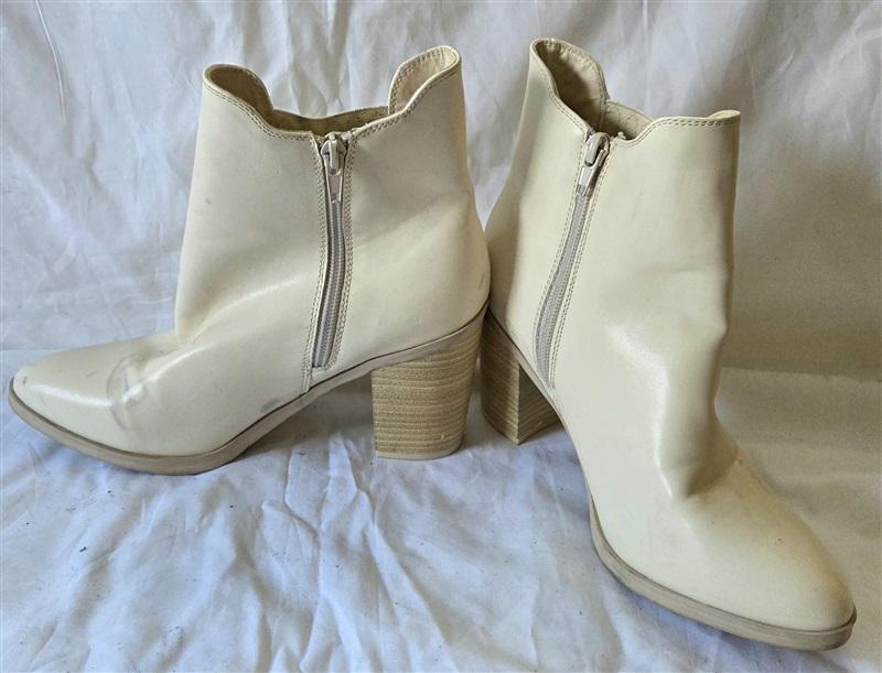 NWOT Mia 7 Western Stack Heel Faux Leather Woven Ankle Boot Booties Ivory 129964